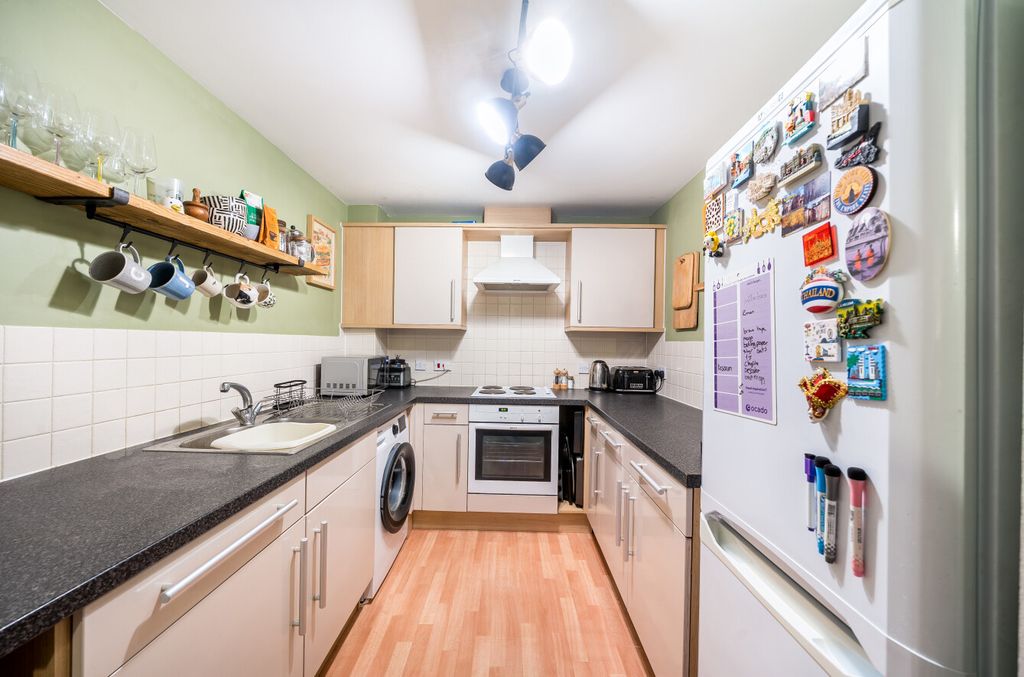 Property photo 3 of 8 1374039-10-690500...