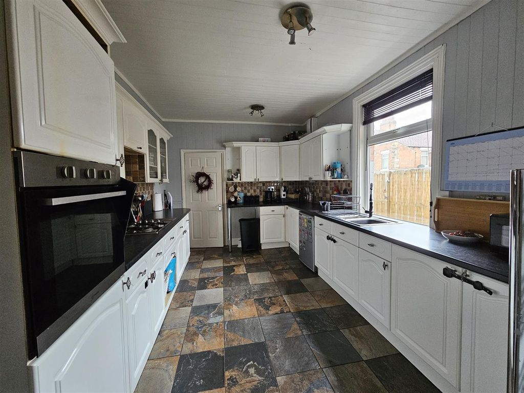 Property photo 3 of 11 Kitchen