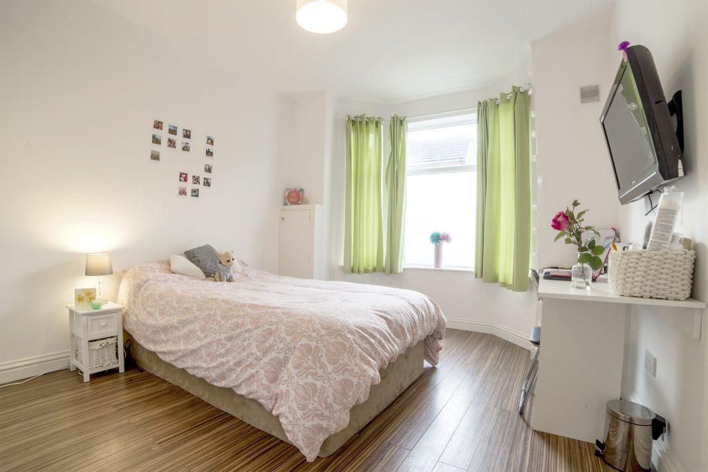 Property photo 2 of 4 Bright, Neatly Presented Double Bedroom With A Com...