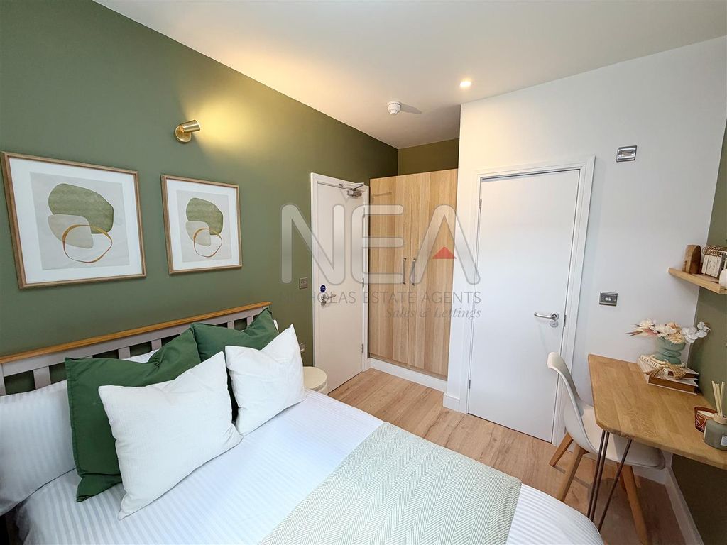 Property photo 3 of 9 Room 2