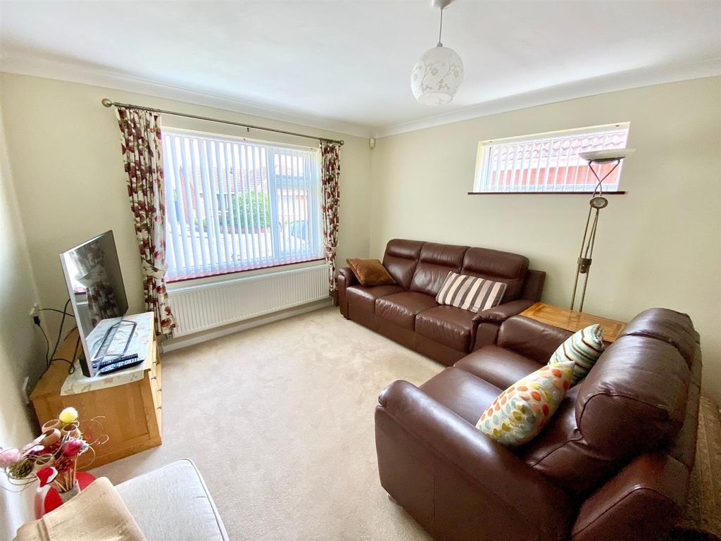 Property photo 2 of 11 Lounge.Jpg