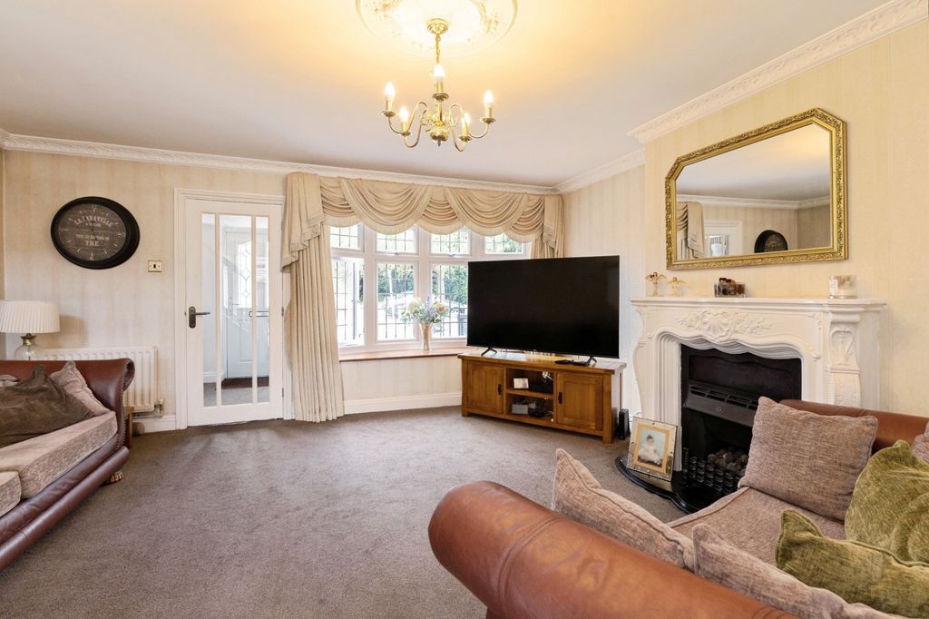 Property photo 3 of 16 Lounge