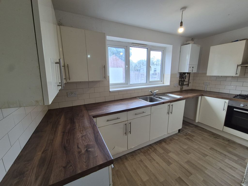 Property photo 3 of 8 Kitchen