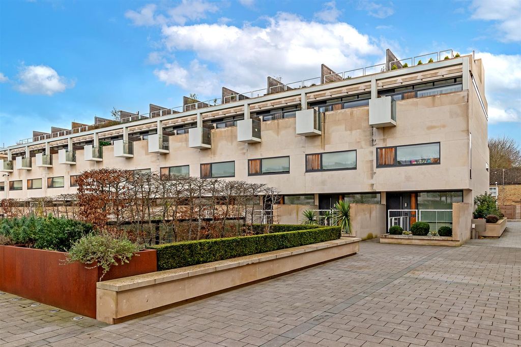 Property photo 1 of 40 71Gabrielsquare-15.Jpg