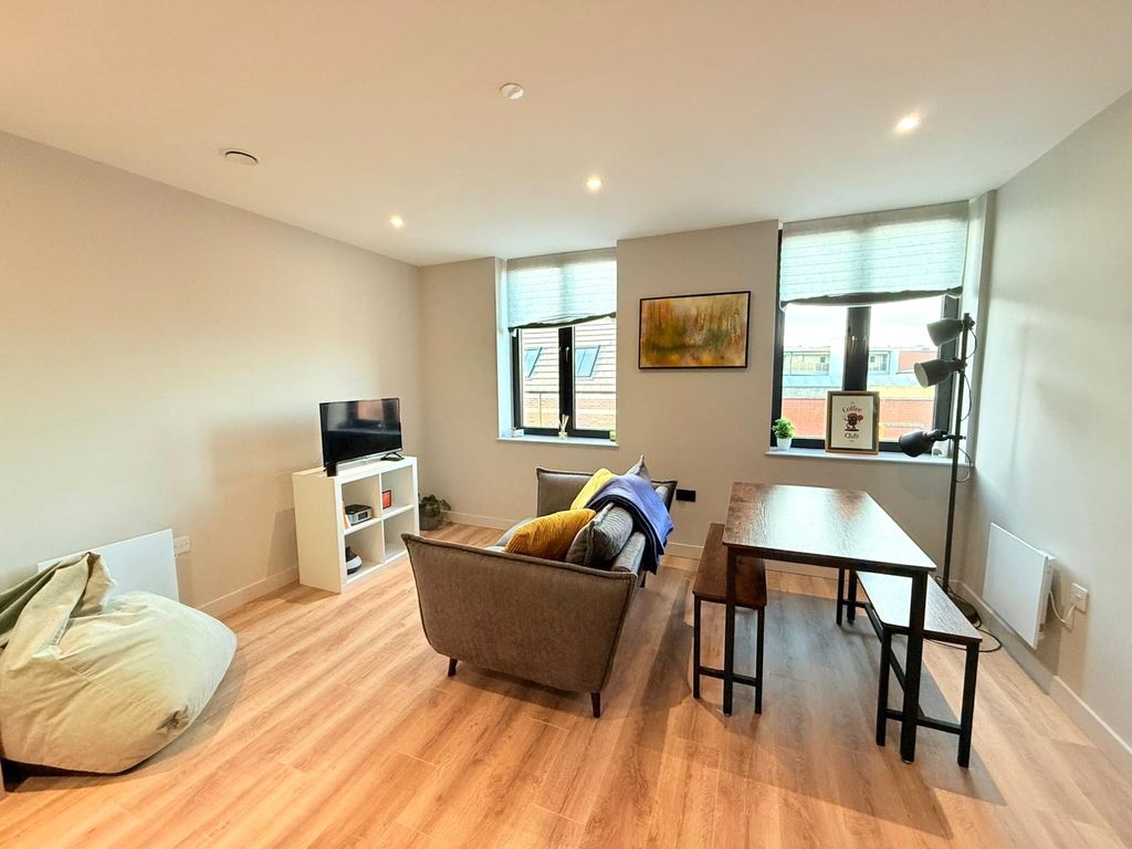 Property photo 3 of 8 Lounge