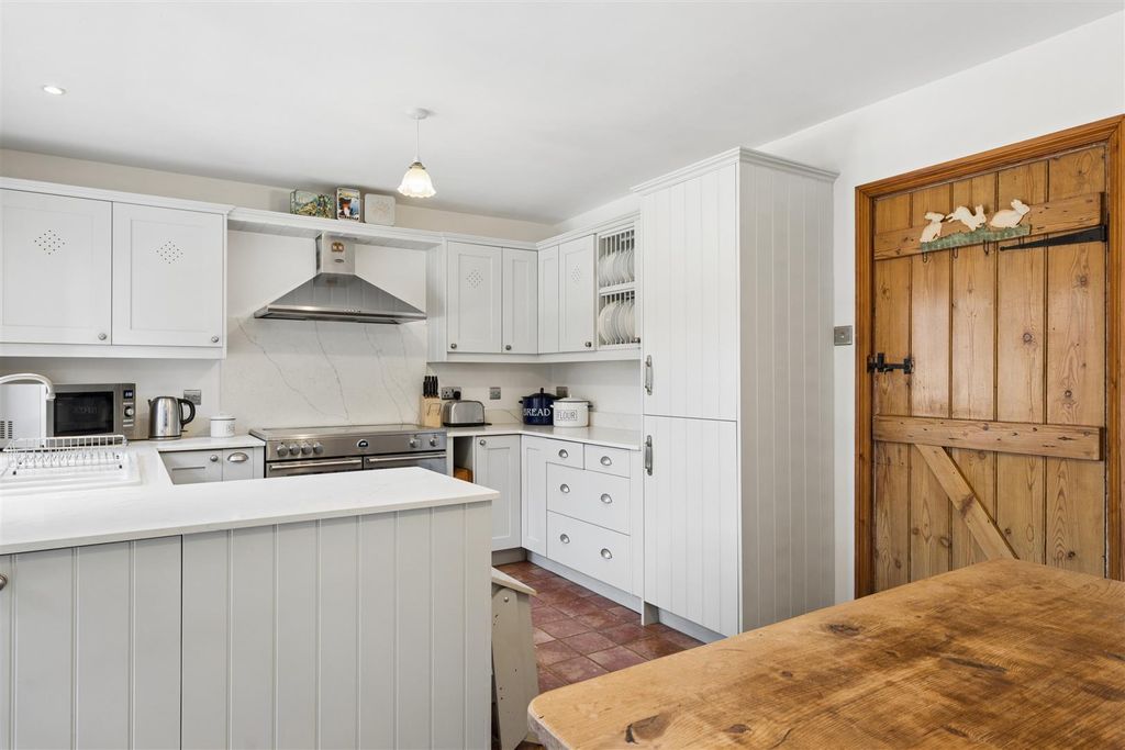 Property photo 3 of 31 Kitchen/Breakfast Room