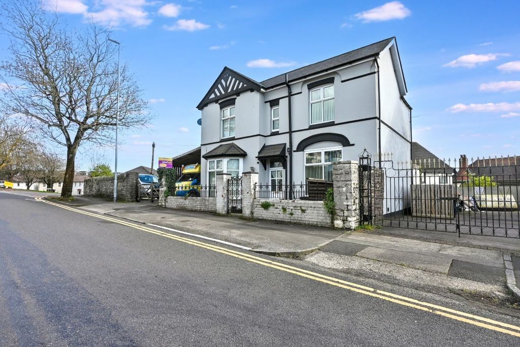 Property photo 2 of 20