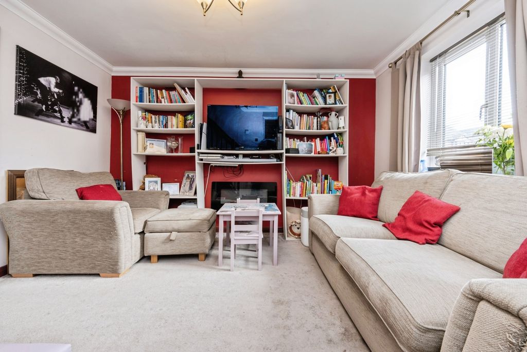 Property photo 2 of 14 Lounge