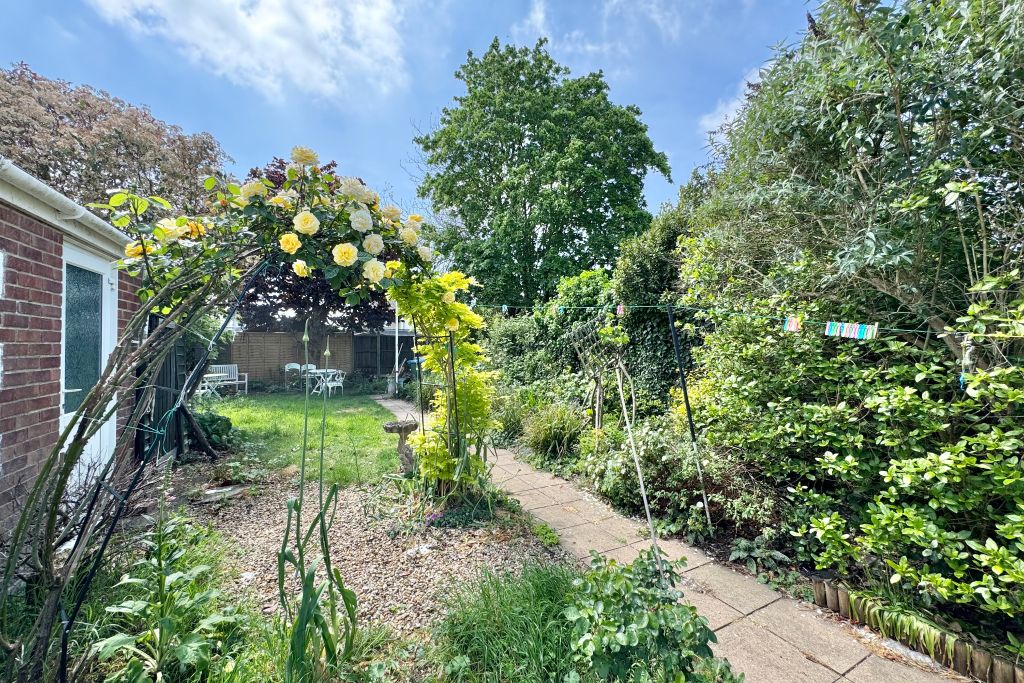 Property photo 2 of 12 Garden
