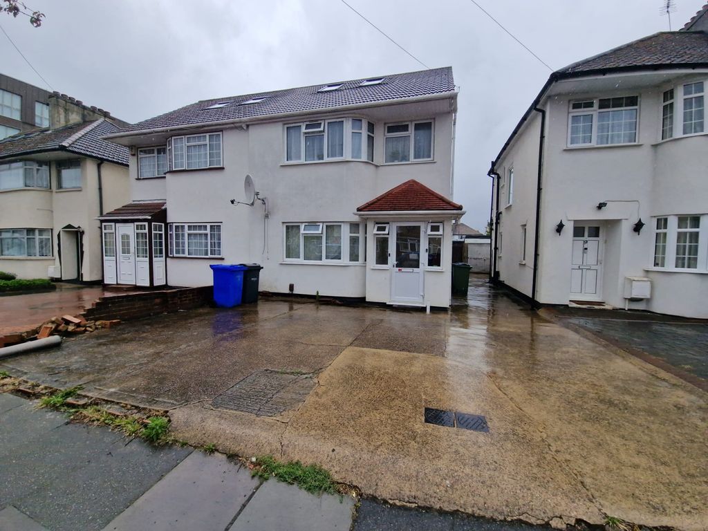 Property photo 1 of 12 Three-Bedroom Split-Level Flat To Rent €“ Harrow Ha3