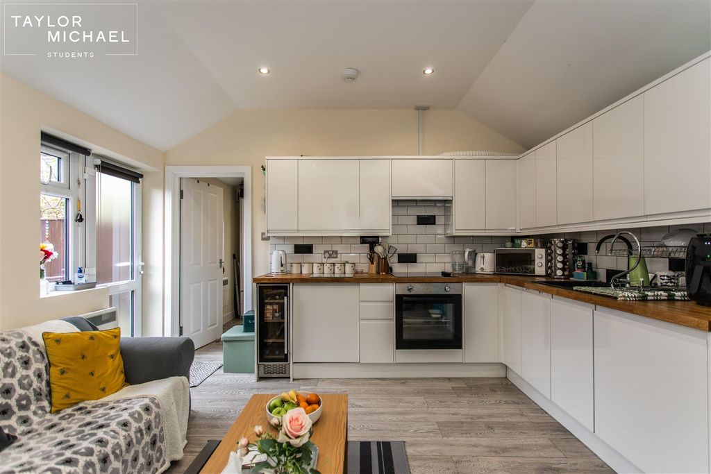 Property photo 1 of 11 Kitchen / Living Room