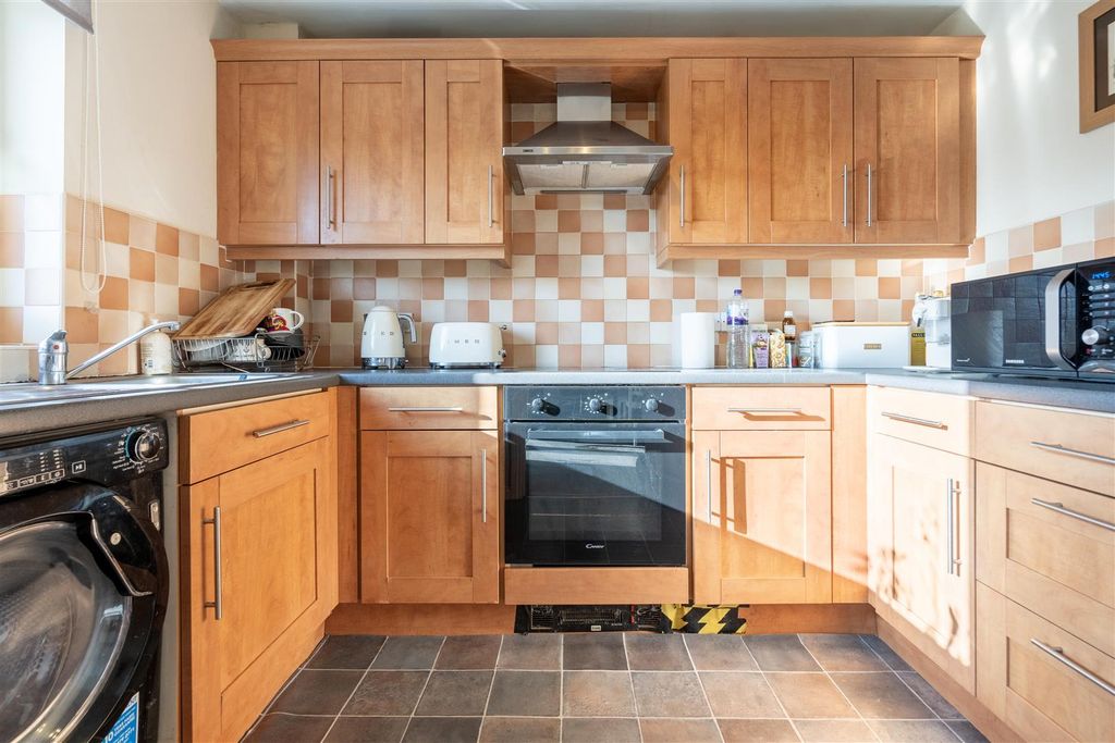 Property photo 3 of 8 Kitchen