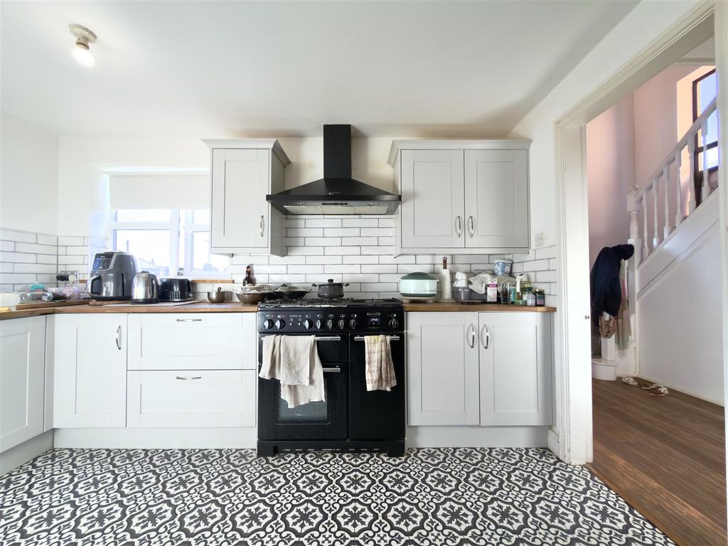 Property photo 3 of 21 Kitchen