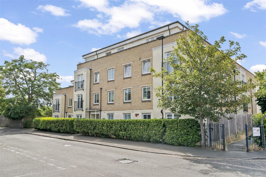 Property photo 2 of 33 19 Hippisley Court Worton Rd, Isleworth Tw7 6Ds-2.