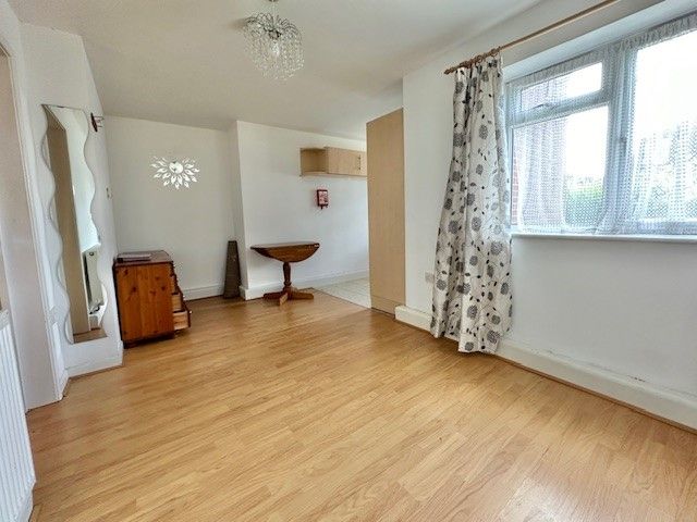 Property photo 2 of 6 Livingroom