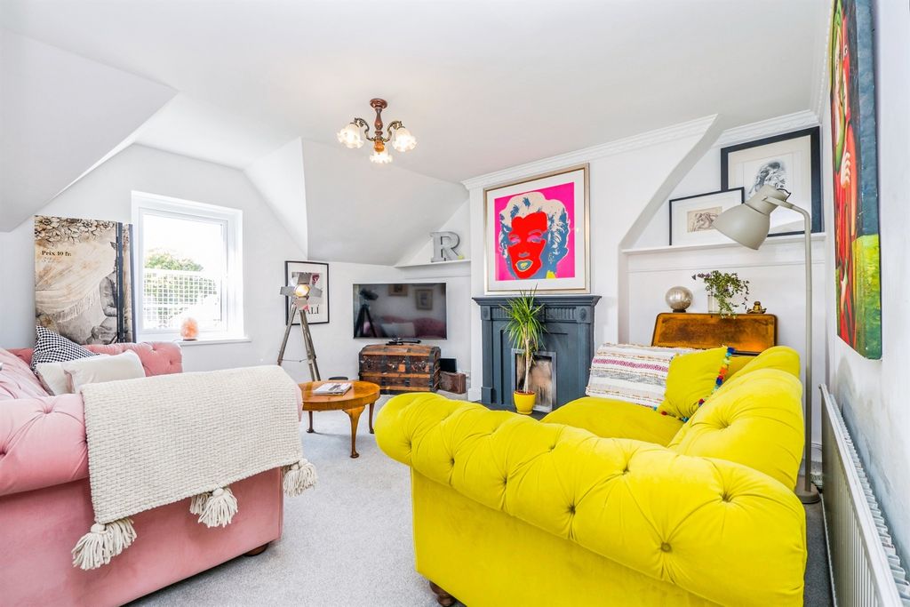 Property photo 3 of 18