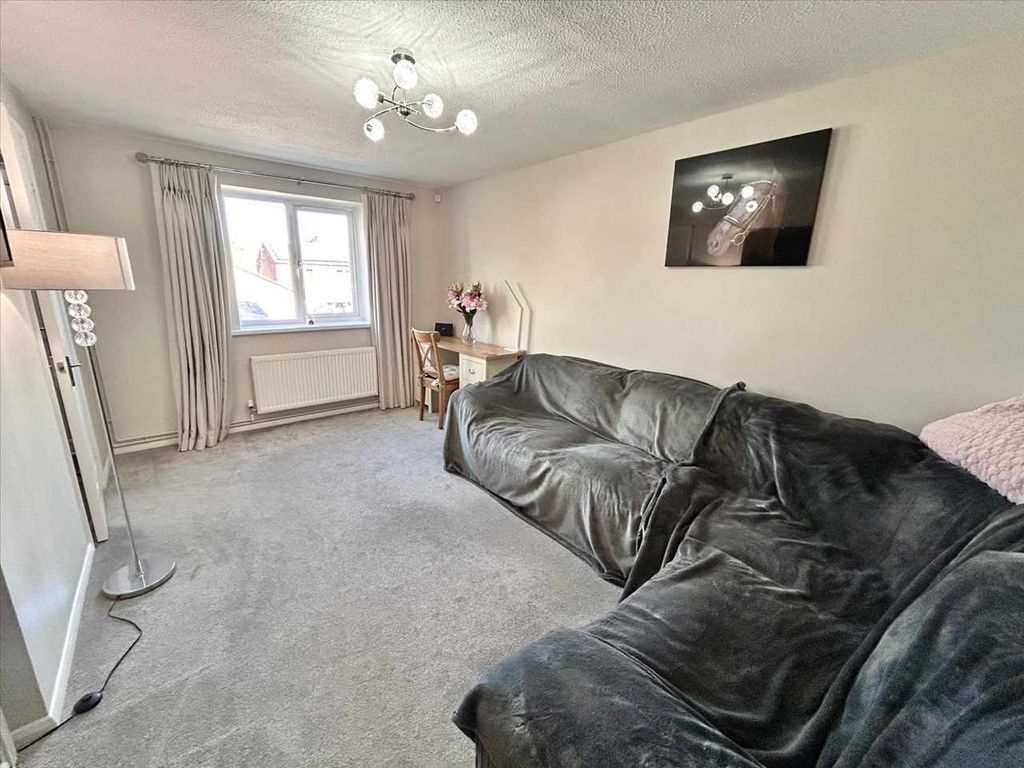 Property photo 3 of 18 Living Room