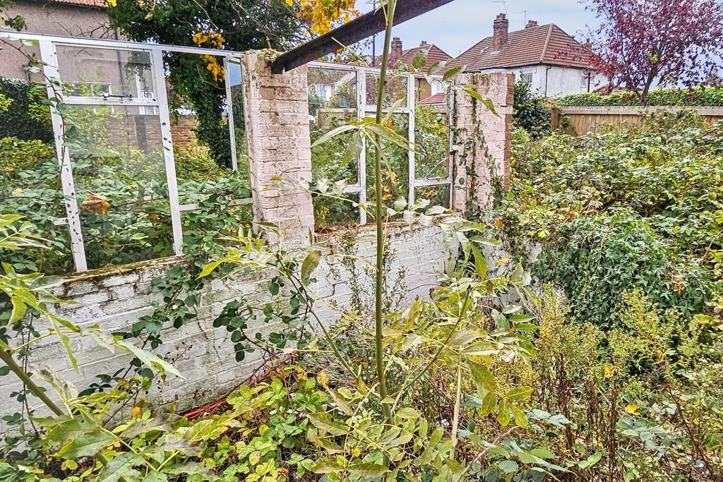 Property photo 3 of 17 8 Crest Road, Brent, London Nw2 7Lu