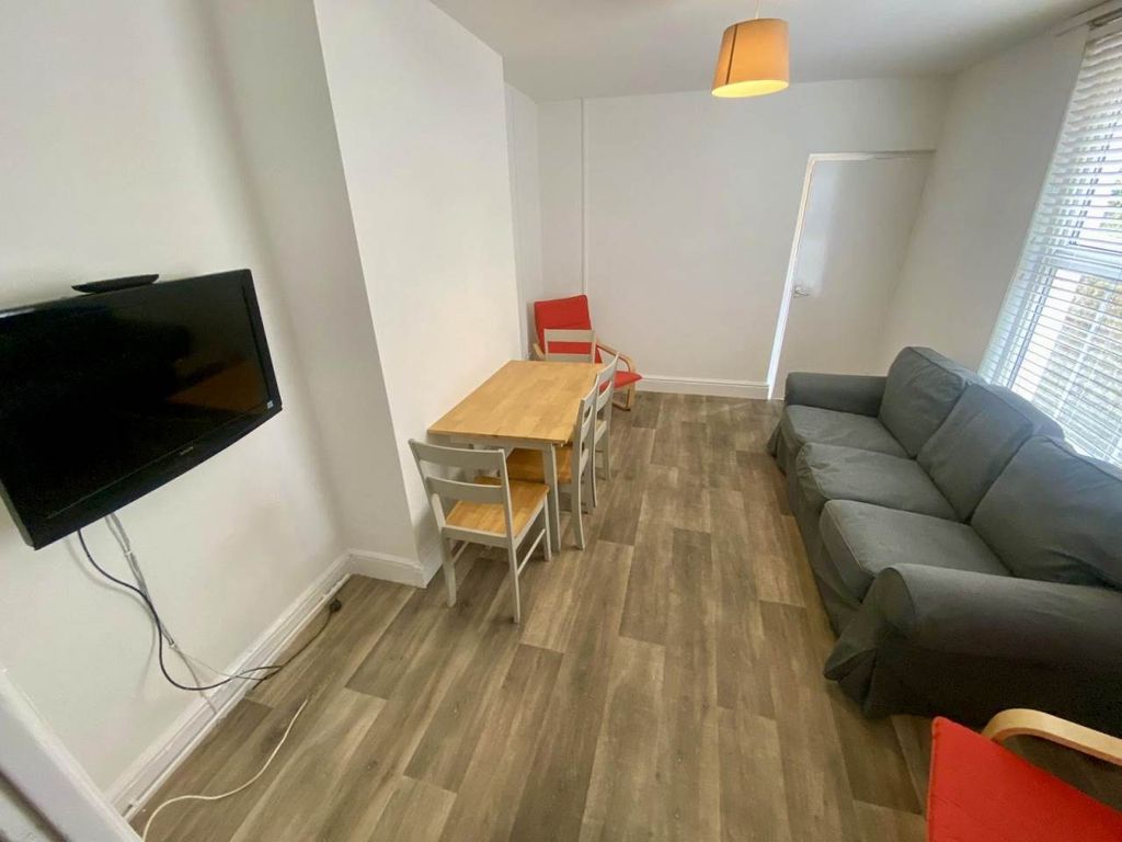 Property photo 3 of 14 Lounge 2