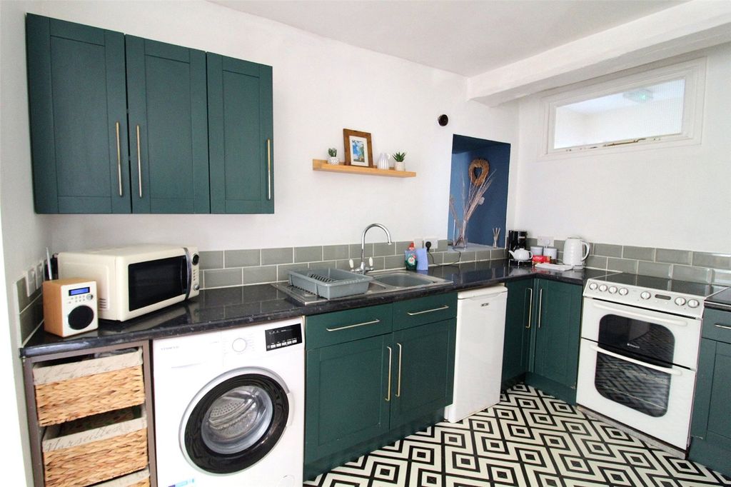 Property photo 3 of 14 Kitchen