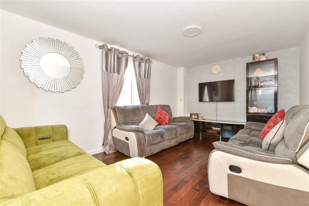 Property photo 3 of 15 Lounge