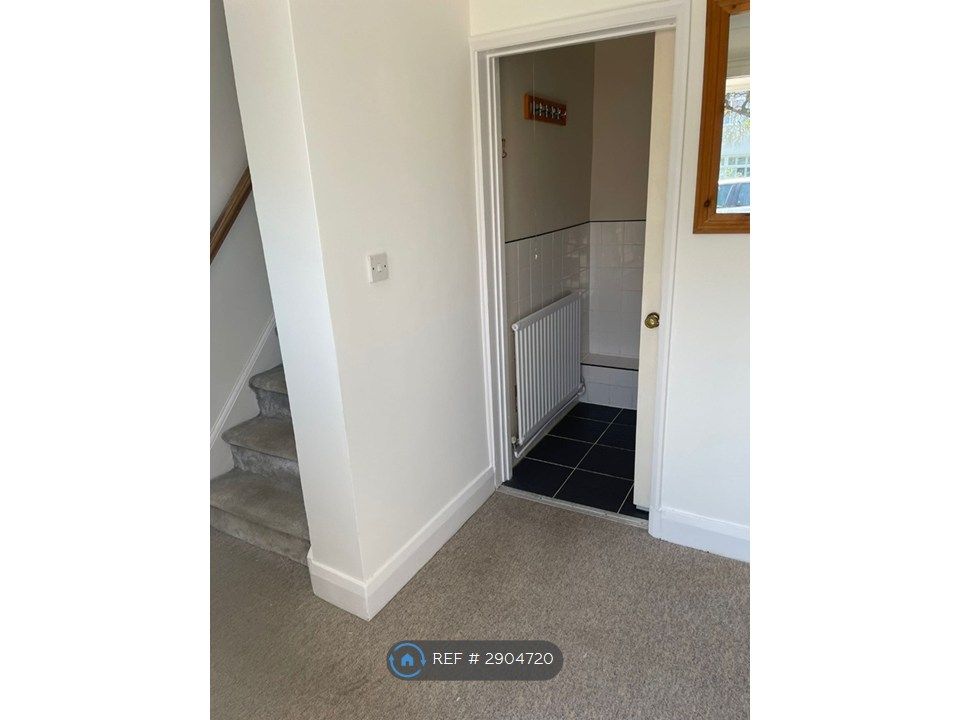 Property photo 2 of 17 Front Entrance Hall