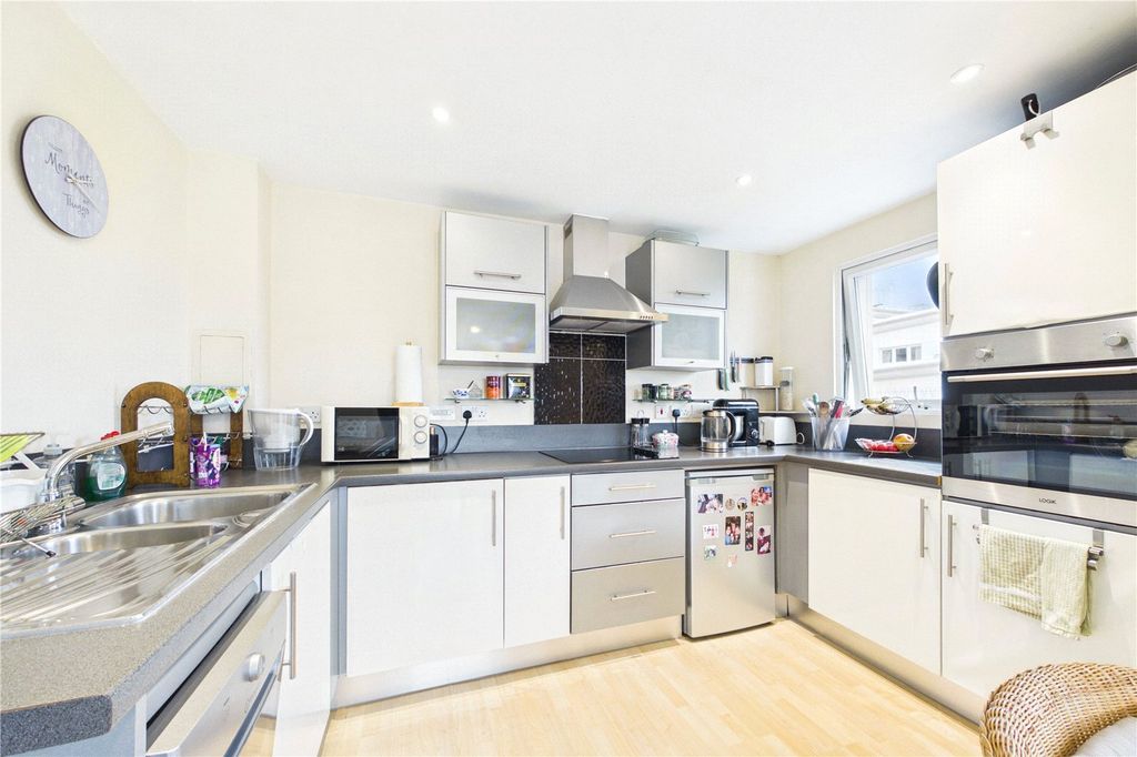 Property photo 3 of 8 Kitchen