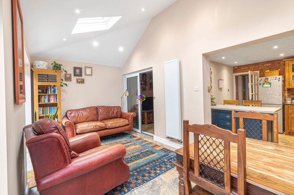 Property photo 2 of 25