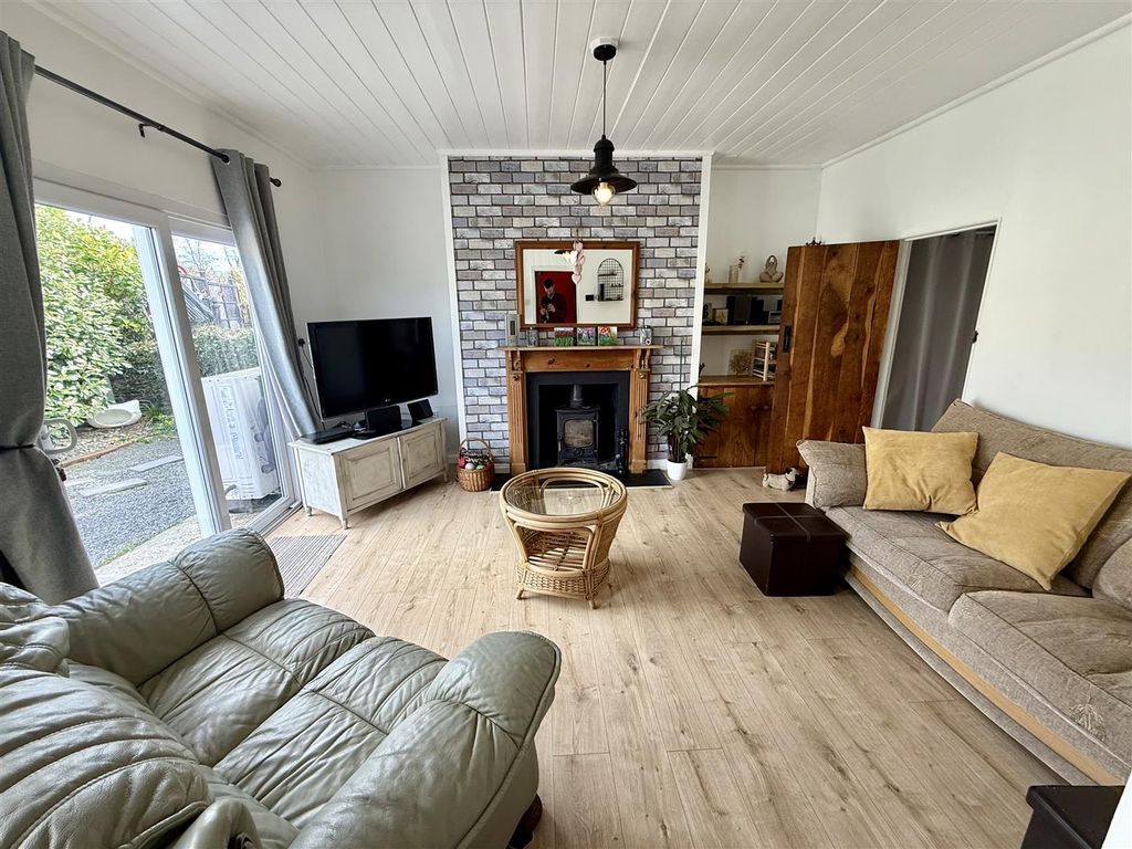 Property photo 2 of 22 Living Room