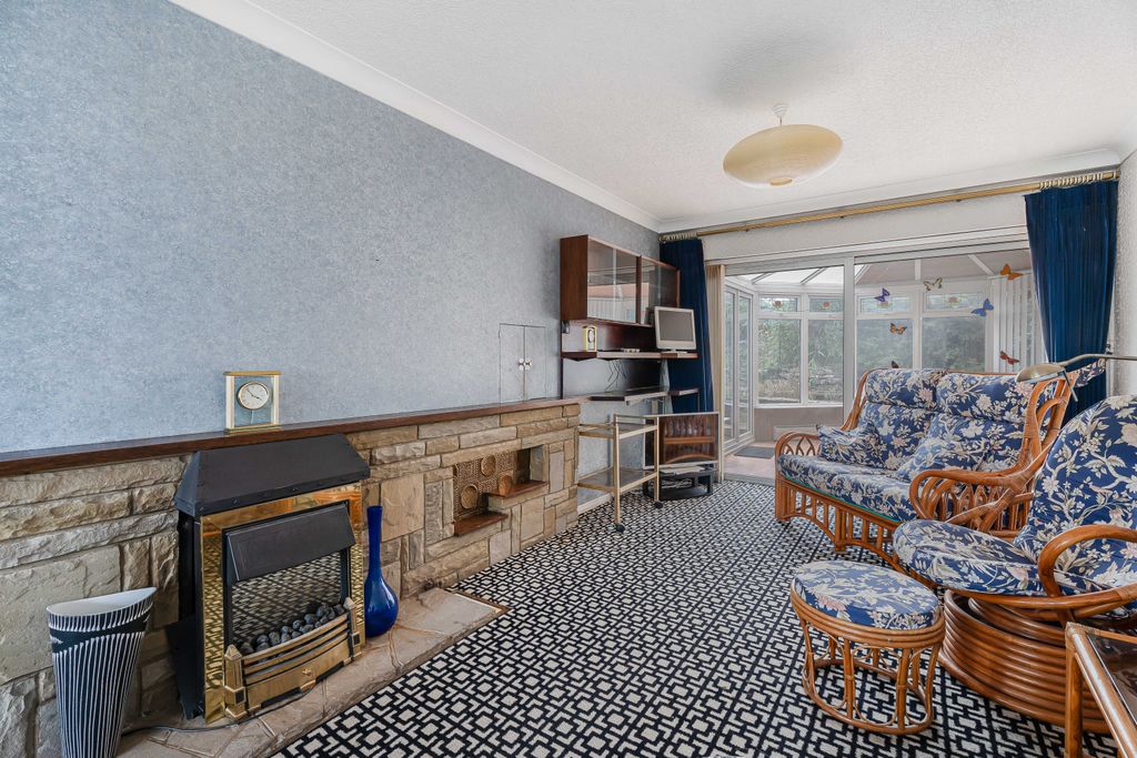 Property photo 2 of 16 Living/Dining Room