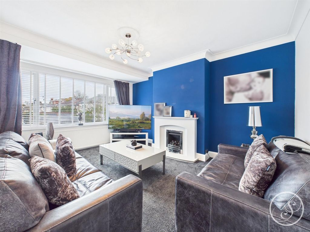 Property photo 3 of 20 Lounge