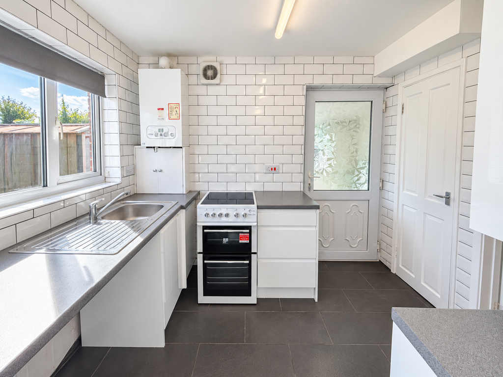 Property photo 3 of 11 Kitchen
