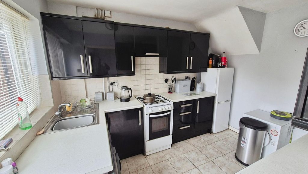 Property photo 3 of 9 Kitchen