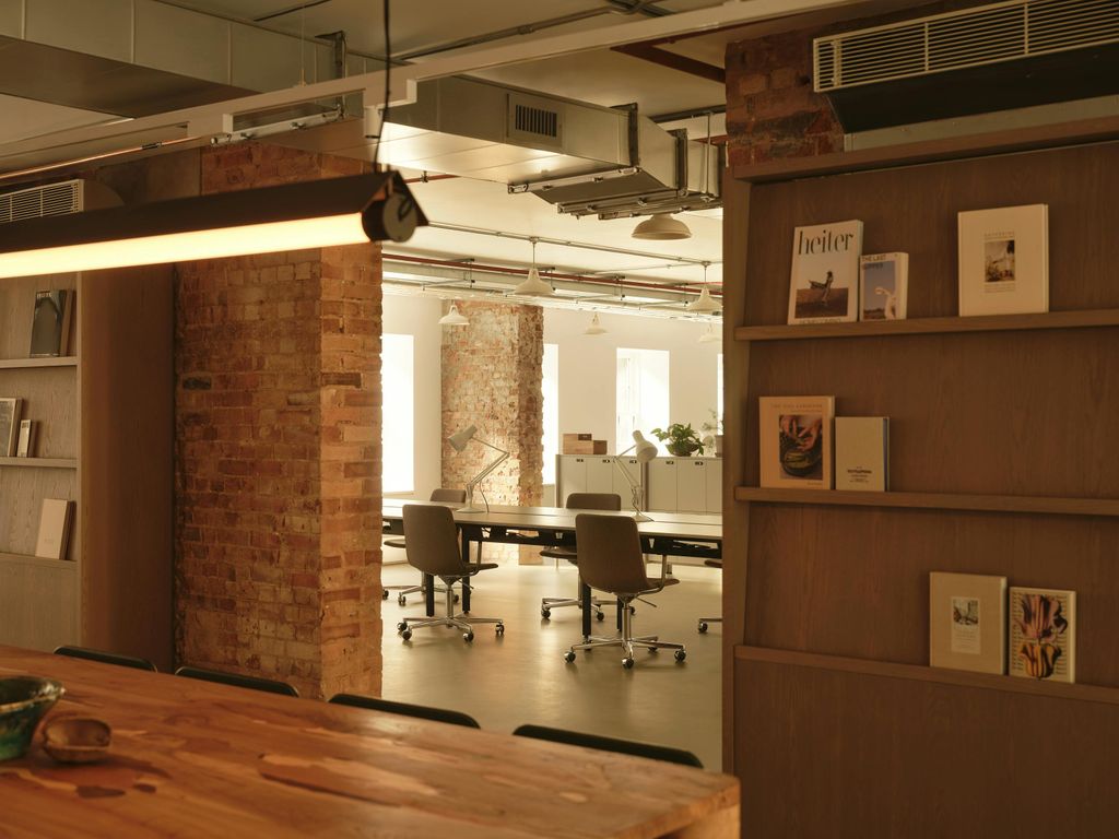 Property photo 2 of 15 Desking