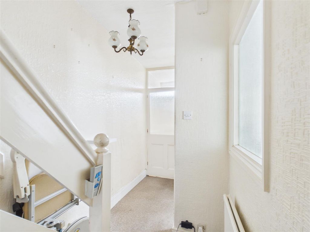 Property photo 3 of 20 Entrance Hall