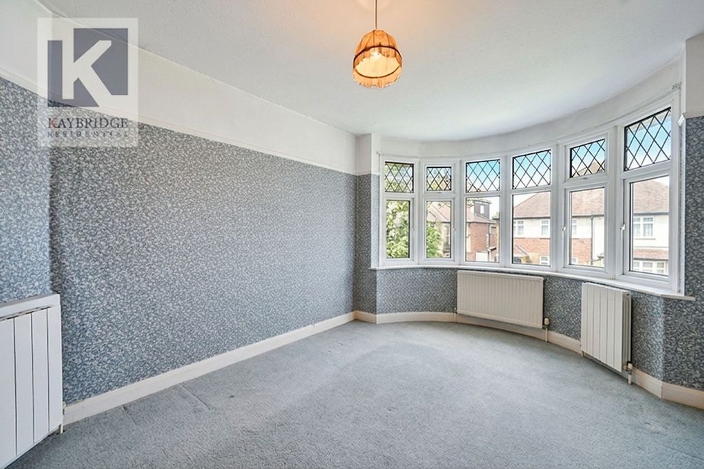 Property photo 2 of 12 Newbury Gardens, Kt19 0Pd