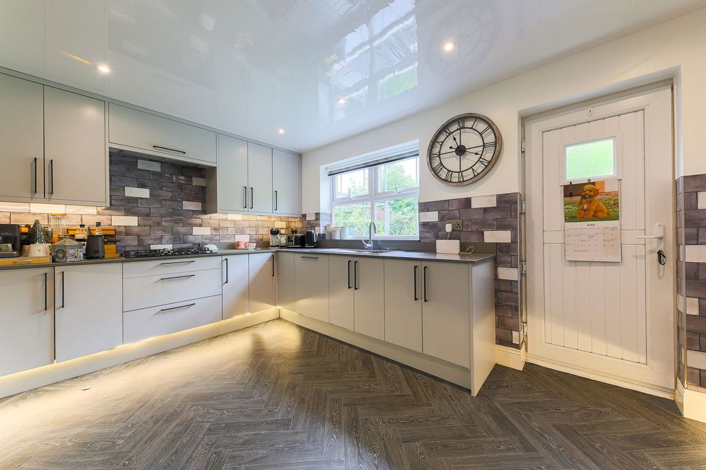 Property photo 3 of 17 Kitchen