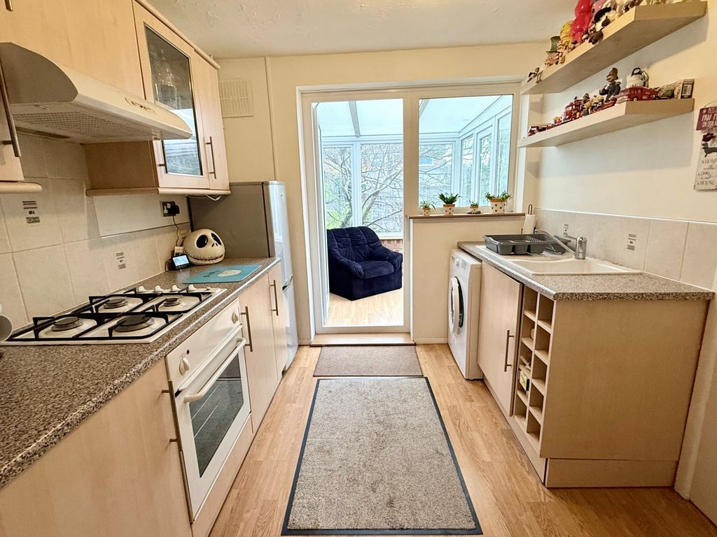 Property photo 3 of 10 Kitchen