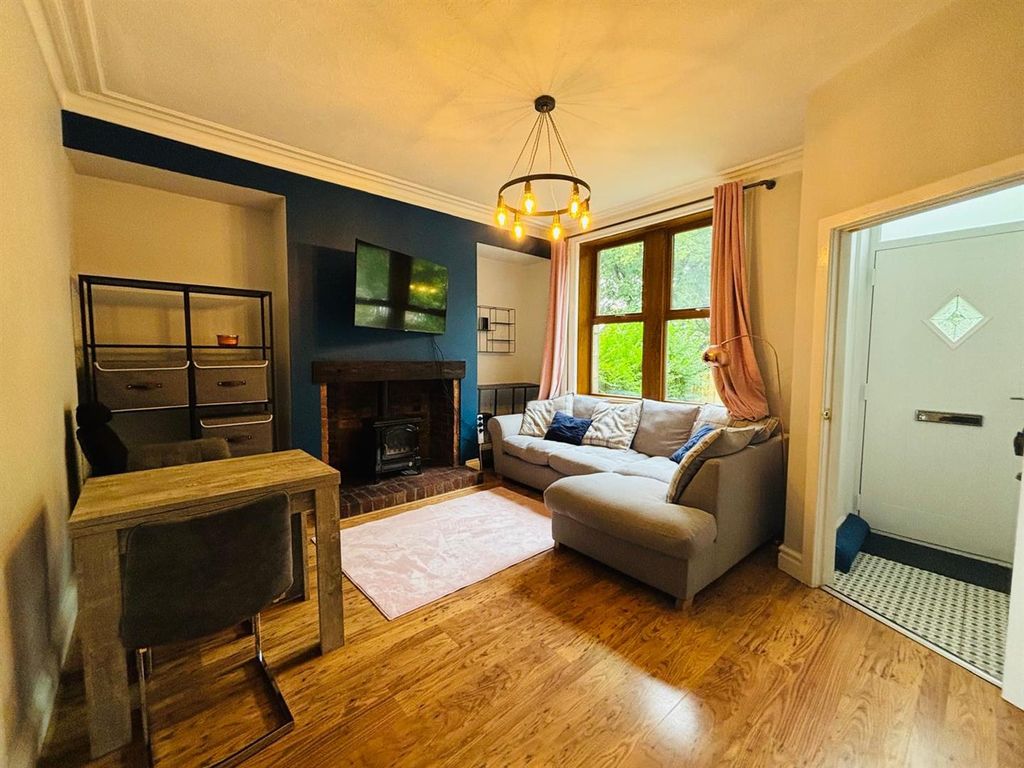 Property photo 2 of 16 Lounge