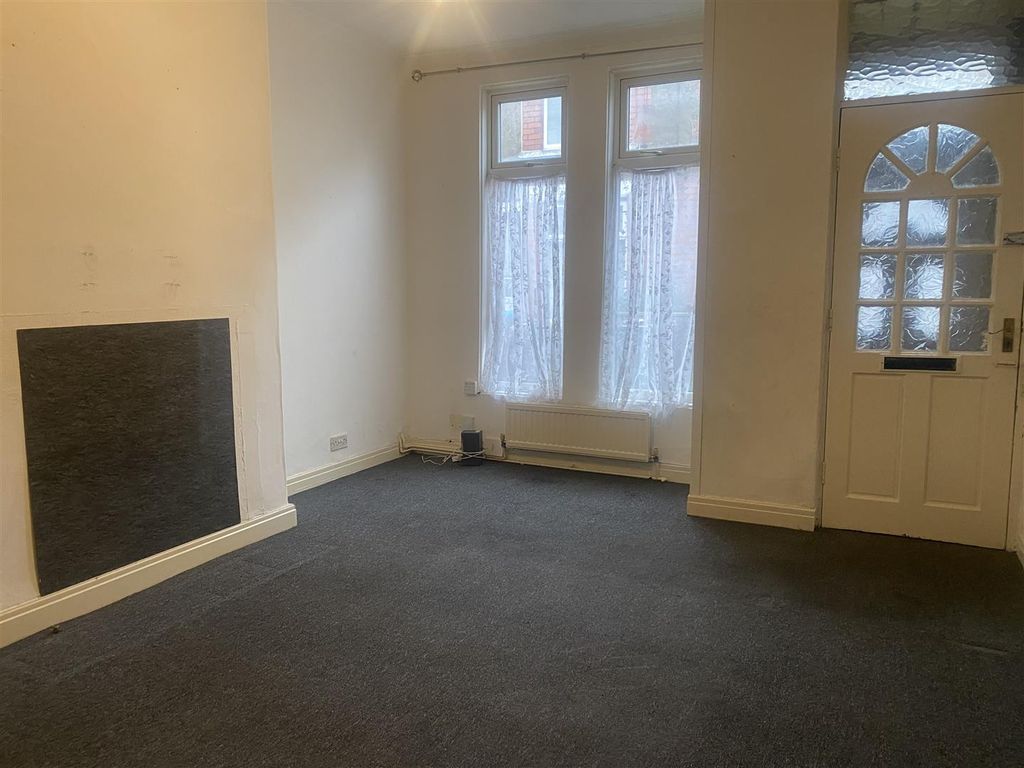 Property photo 3 of 6 Living Room