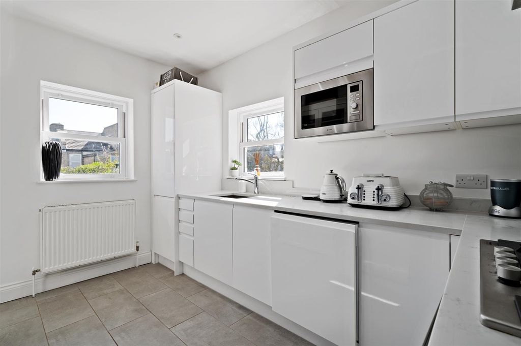 Property photo 3 of 11 Milton Road