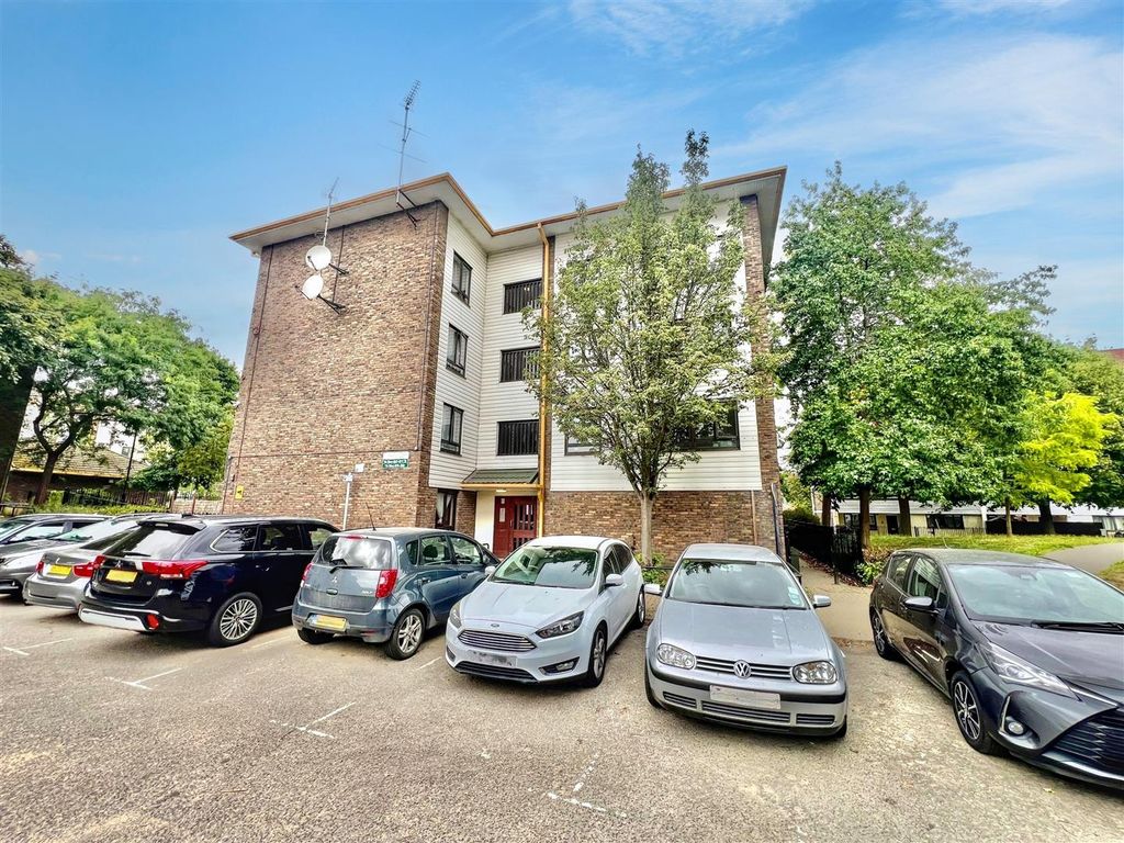 Property photo 1 of 8 Summerwood Road