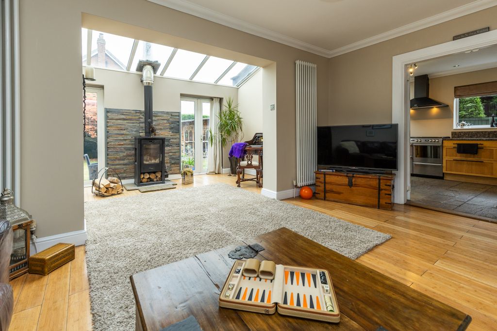 Property photo 3 of 32 Image00025