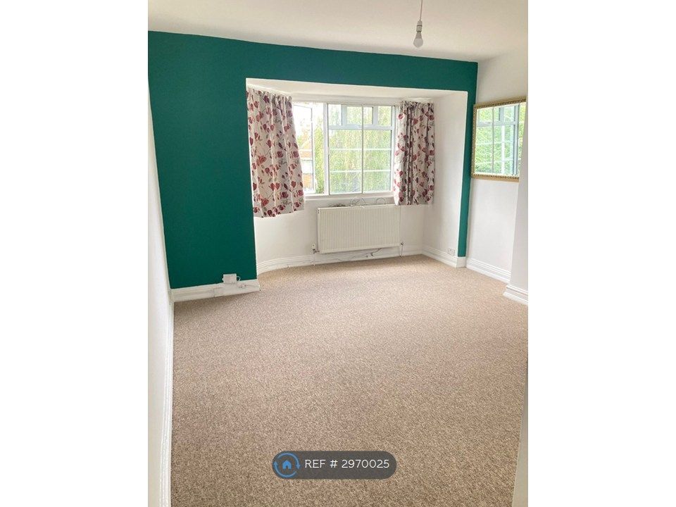 Property photo 3 of 13 Spacious And Bright Living Room
