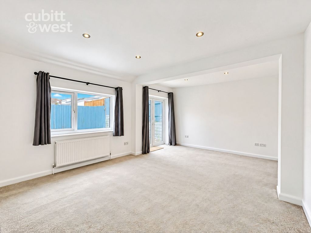 Property photo 1 of 13 Lounge