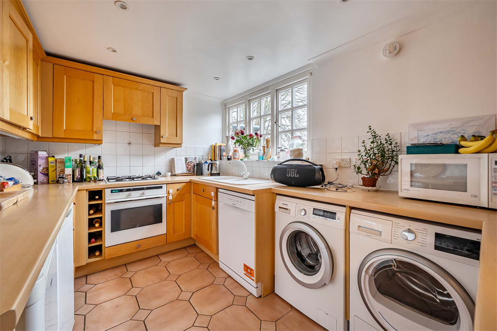 Additional image 5 of 3 bed flat for sale12 Court Gardens, Goring On Thames RG8