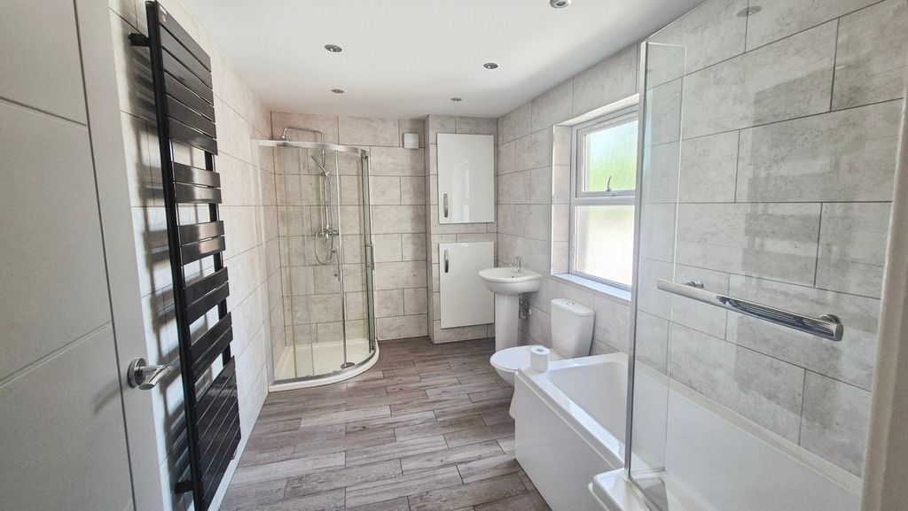 Property photo 2 of 15 9316c496-1000122621