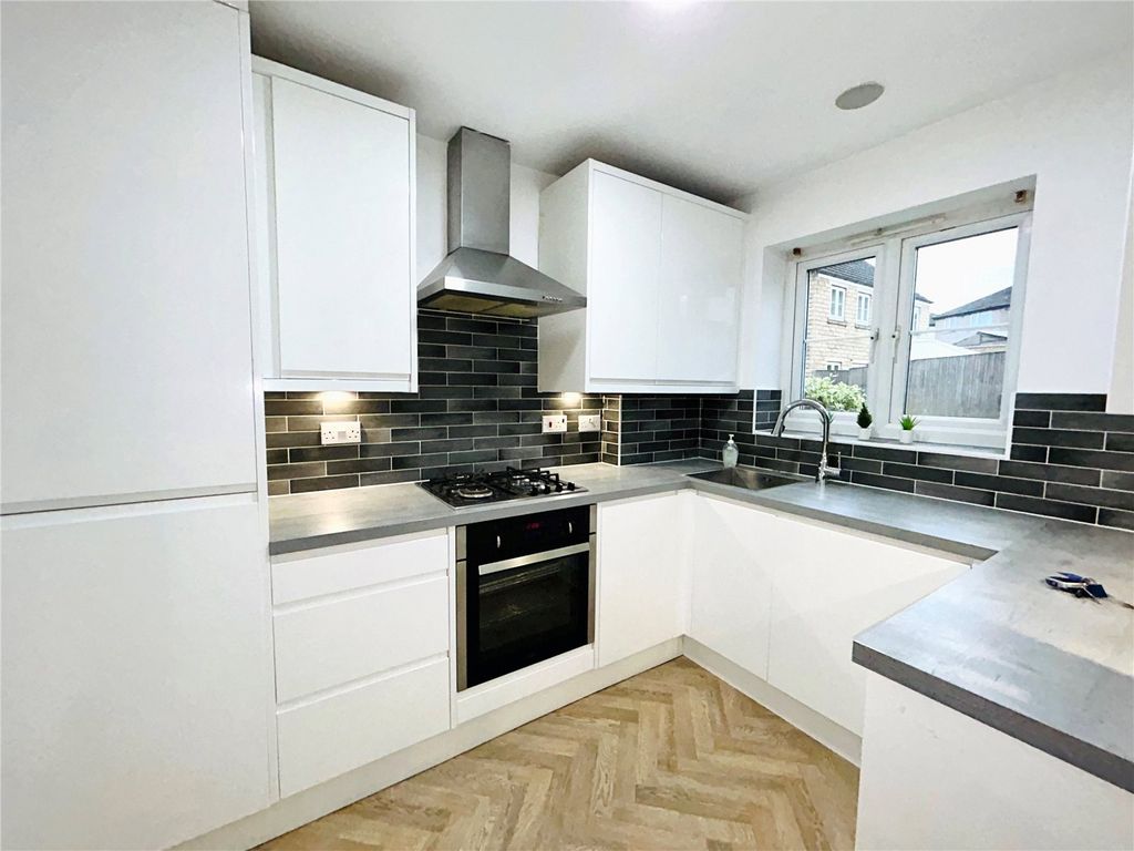 Property photo 3 of 18 Kitchen