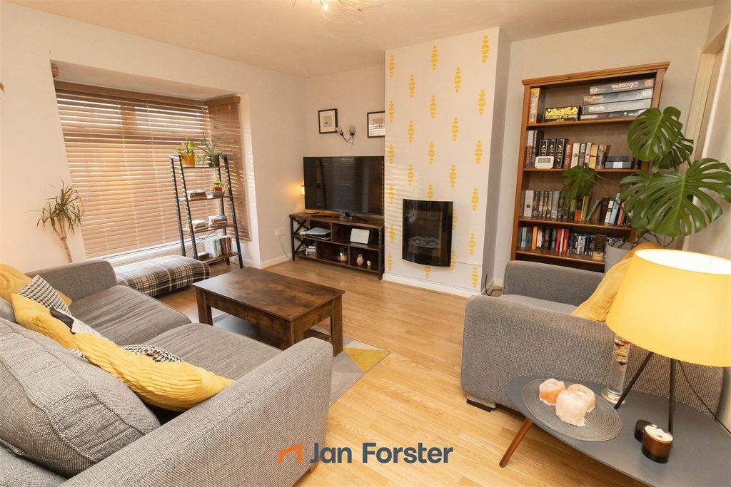 Property photo 2 of 11 Lounge