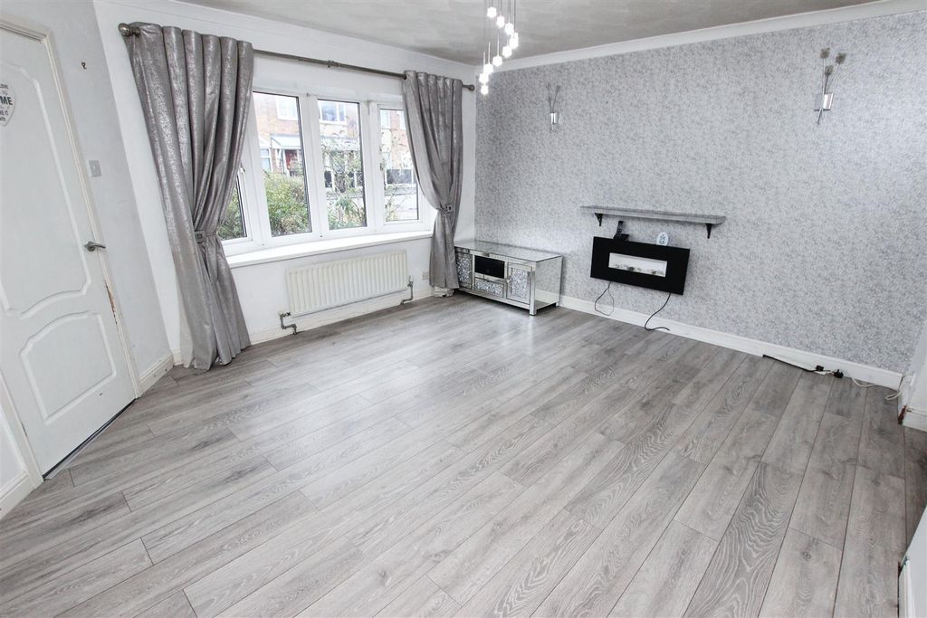 Property photo 3 of 15 Lounge